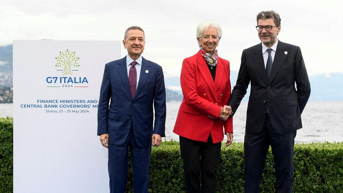 <div class="paragraphs"><p>Bank of Italy Governor Fabio Panetta and Italy's Minister of Economy and Finance Giancarlo Giorgetti welcome European Central Bank (ECB) President Christine Lagarde at the G7 Finance Ministers and Central Bank Governors' Meeting in Stresa.</p></div>