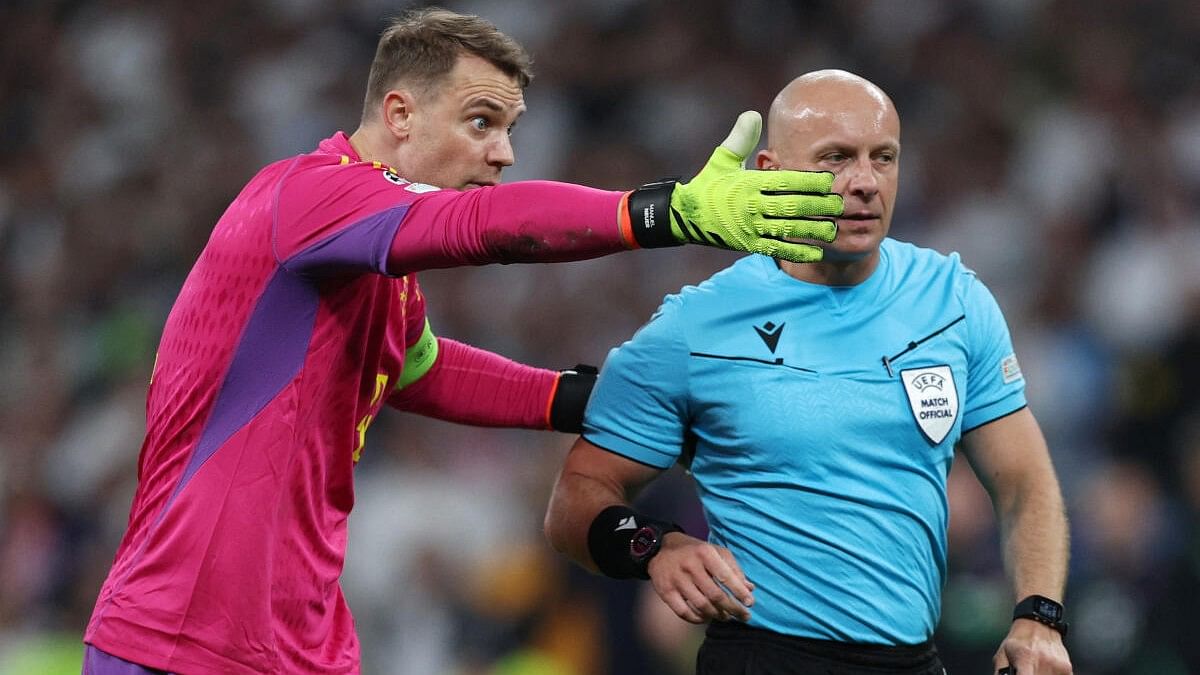 <div class="paragraphs"><p>Bayern Munich's Manuel Neuer remonstrates with referee Szymon Marciniak</p></div>