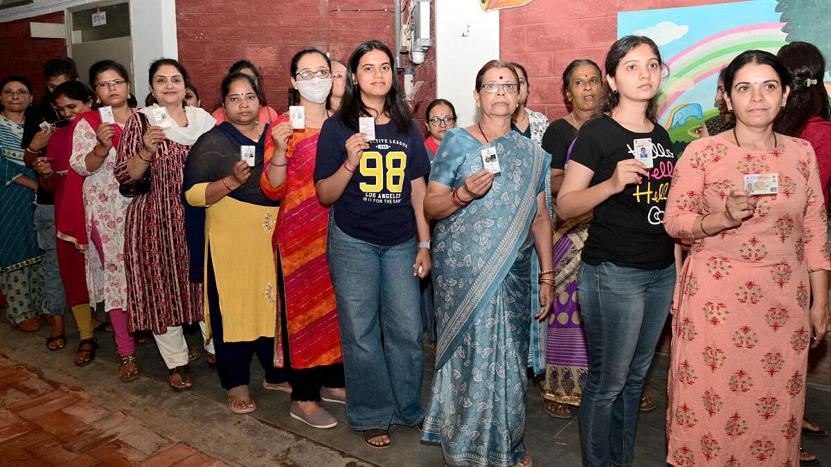 <div class="paragraphs"><p>Women stand in queue to exercise their franchise at a polling station at Chinmaya Vidyalaya at Vivekanand Colony in Hubbal.</p></div>