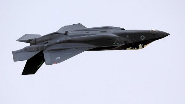 <div class="paragraphs"><p>A F-35 fighter jet.</p></div>