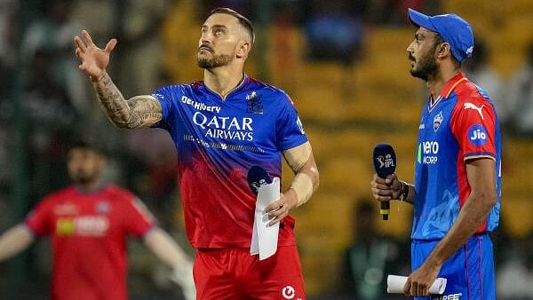 <div class="paragraphs"><p>Royal Challengers Bengaluru captain Faf du Plessis with Delhi Capitals captain Axar Patel during toss before the start of the Indian Premier League (IPL) 2024 cricket match  at M. Chinnaswamy Stadium in Bengaluru, Sunday, May 12, 2024. </p></div>