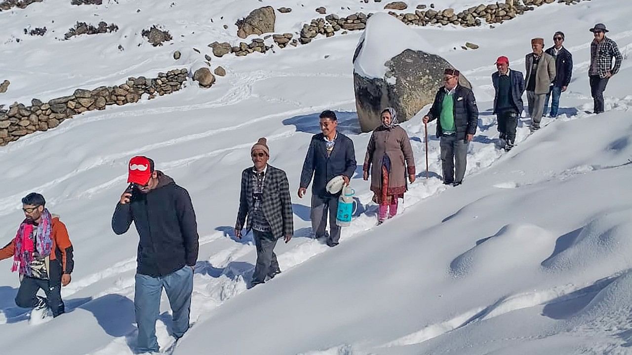 <div class="paragraphs"><p>Representative image showing poll officers trudging through snow.</p></div>