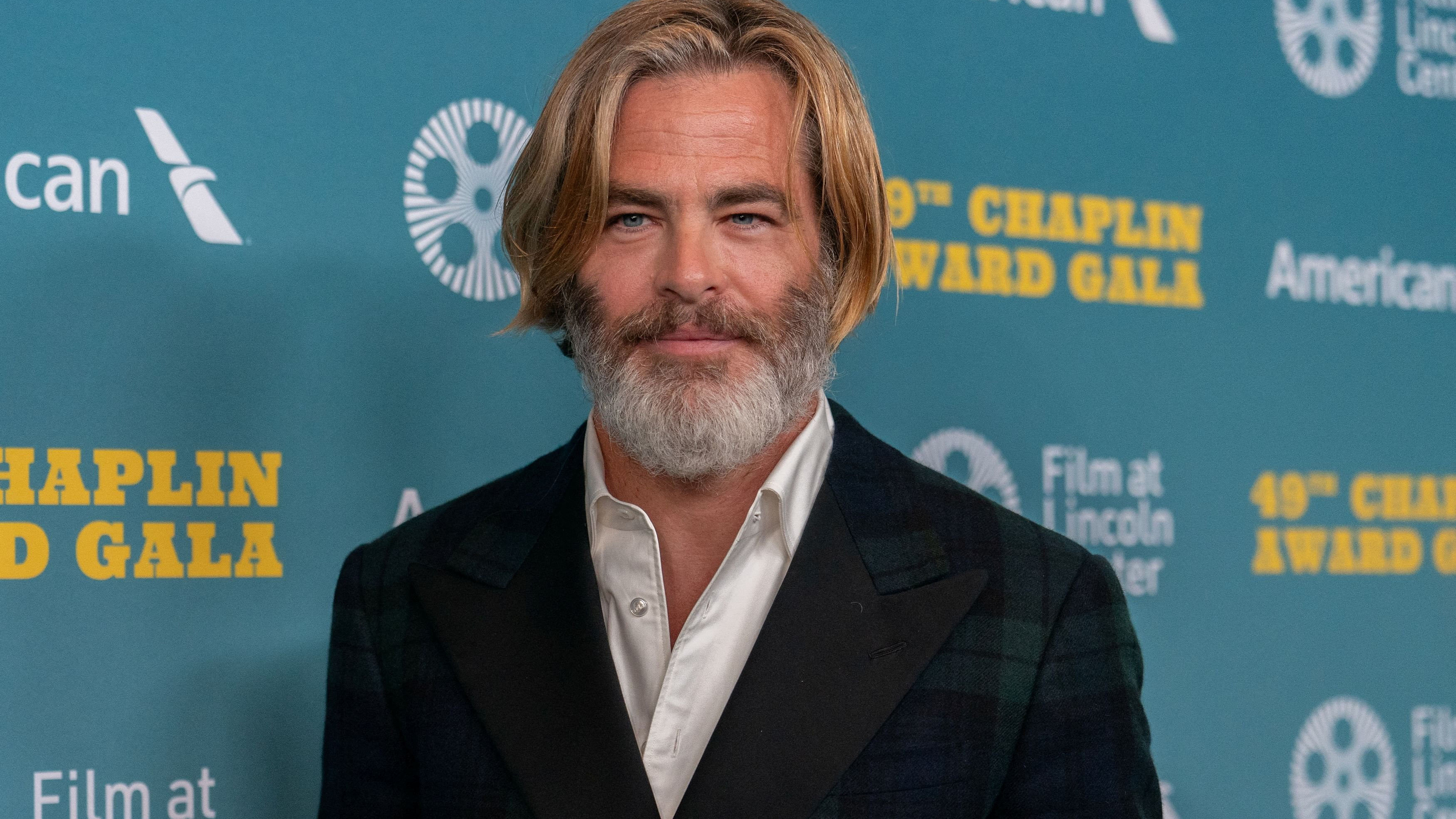 <div class="paragraphs"><p>Chris Pine arrives to attend the Chaplin Award honoring Jeff Bridges at the Film Society of Lincoln Center in New York City</p></div>