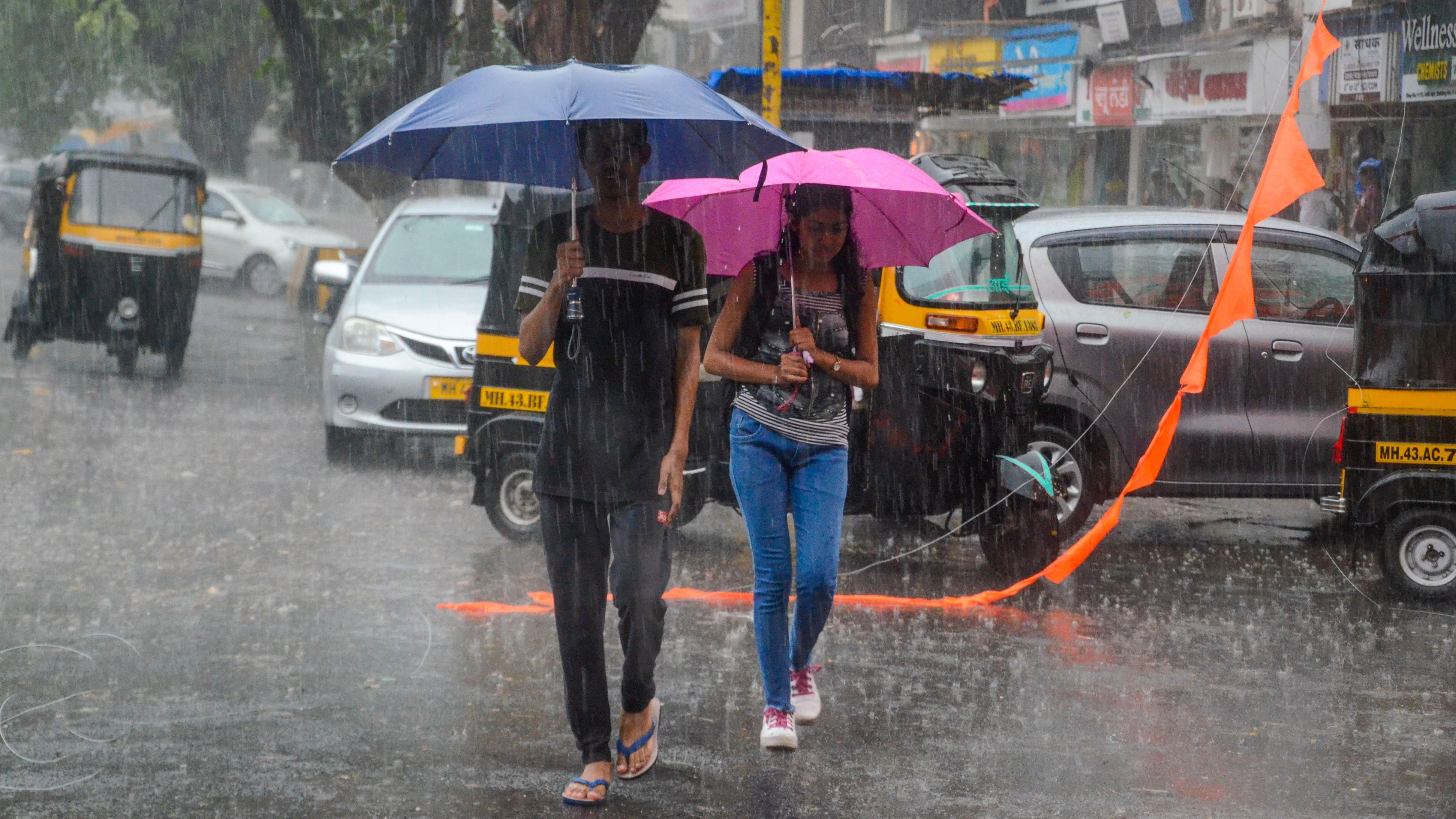 <div class="paragraphs"><p>Commuters amid rains in Navi Mumbai.</p></div>