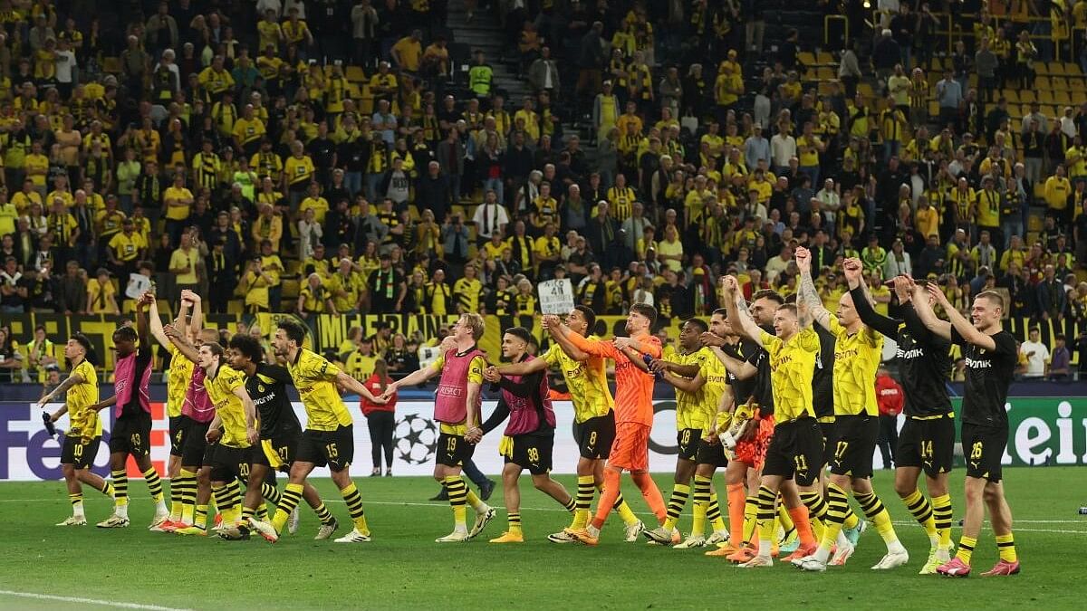 <div class="paragraphs"><p>Borussia Dortmund players celebrate after the match</p></div>