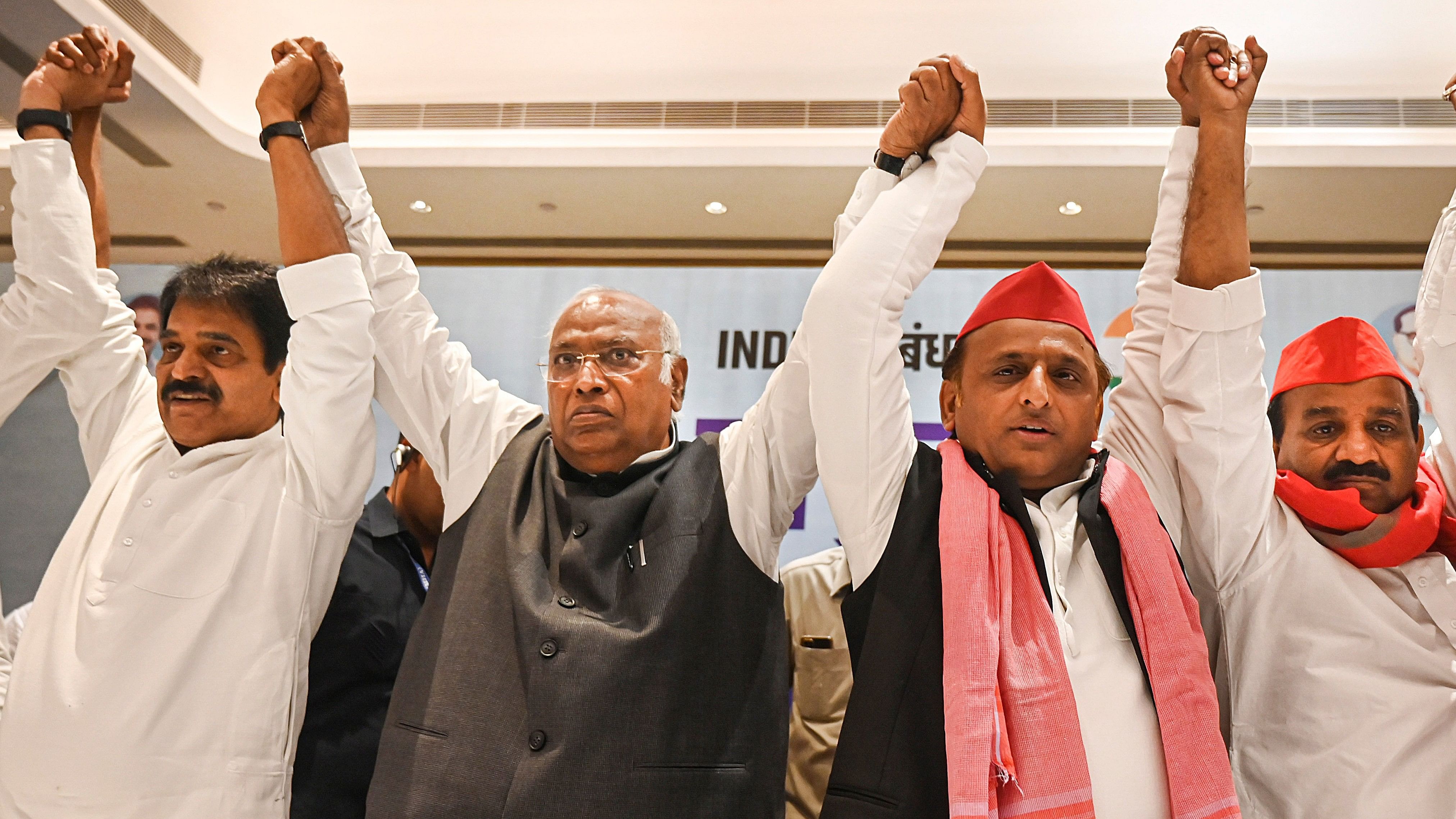 <div class="paragraphs"><p> Congress President Mallikarjun Kharge and Samajwadi Party President Akhilesh Yadav during a joint press conference, in Lucknow, Wednesday, May 15, 2024.</p></div>