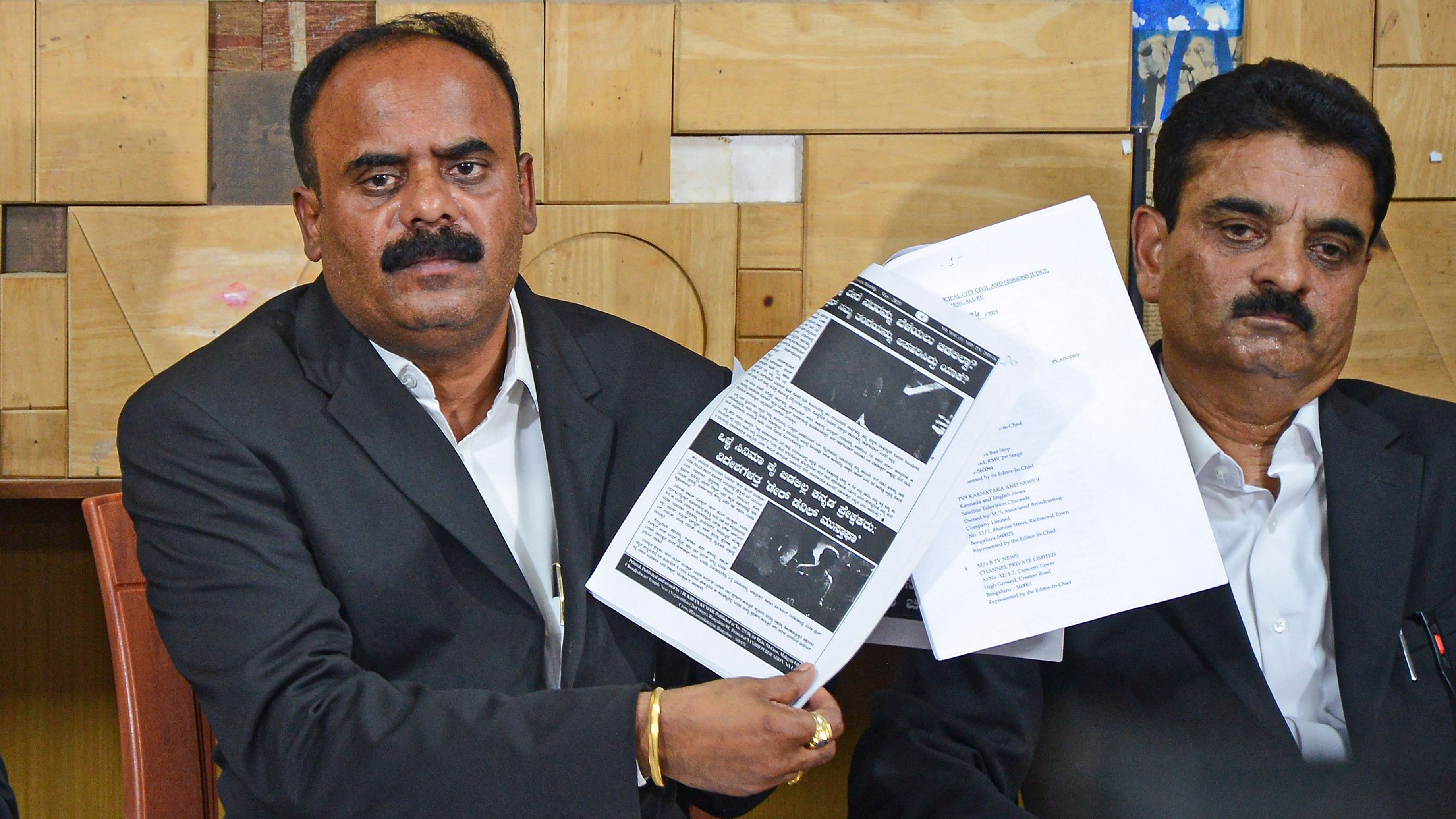 <div class="paragraphs"><p>(L) BJP leader G Devaraje Gowda addressing a press conference, in Bengaluru on May 6, 2024. </p></div>