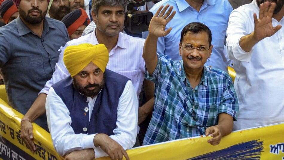 <div class="paragraphs"><p>Delhi Chief Minister and AAP Supremo Arvind Kejriwal(R) and Punjab Chief Minister Bhagwant Mann during a roadshow in support of AAP candidate Kuldeep Singh Dhaliwal, for Lok Sabha elections, in Amritsar.</p></div>