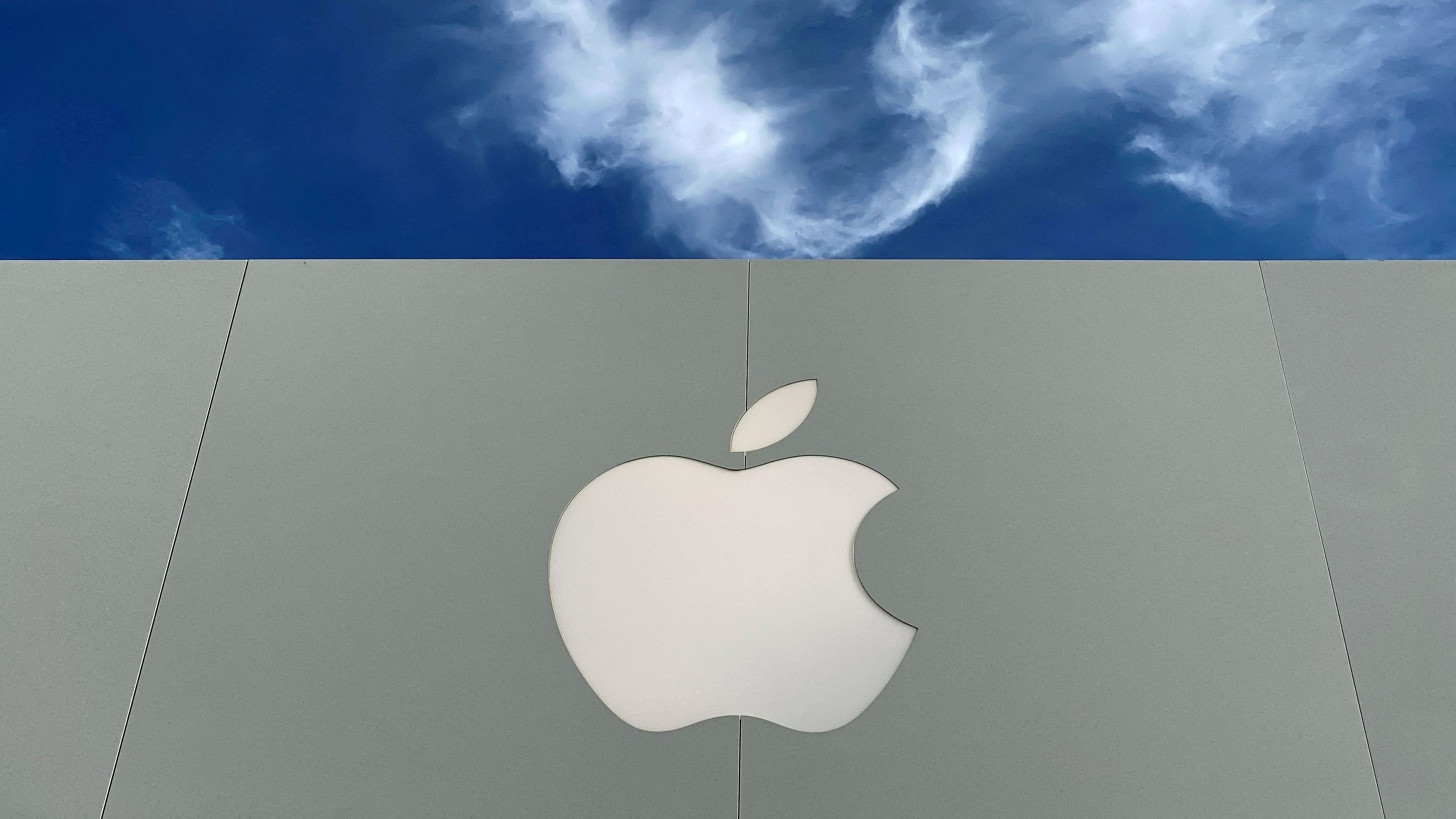 <div class="paragraphs"><p>The Apple logo </p></div>