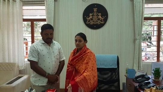 <div class="paragraphs"><p>Davangere Superintendent of Police Uma Prashanth (right) seen with an orange shawl, from when she was welcomed by the&nbsp;BJP district secretary at the time, in an image which triggered controversy</p></div>