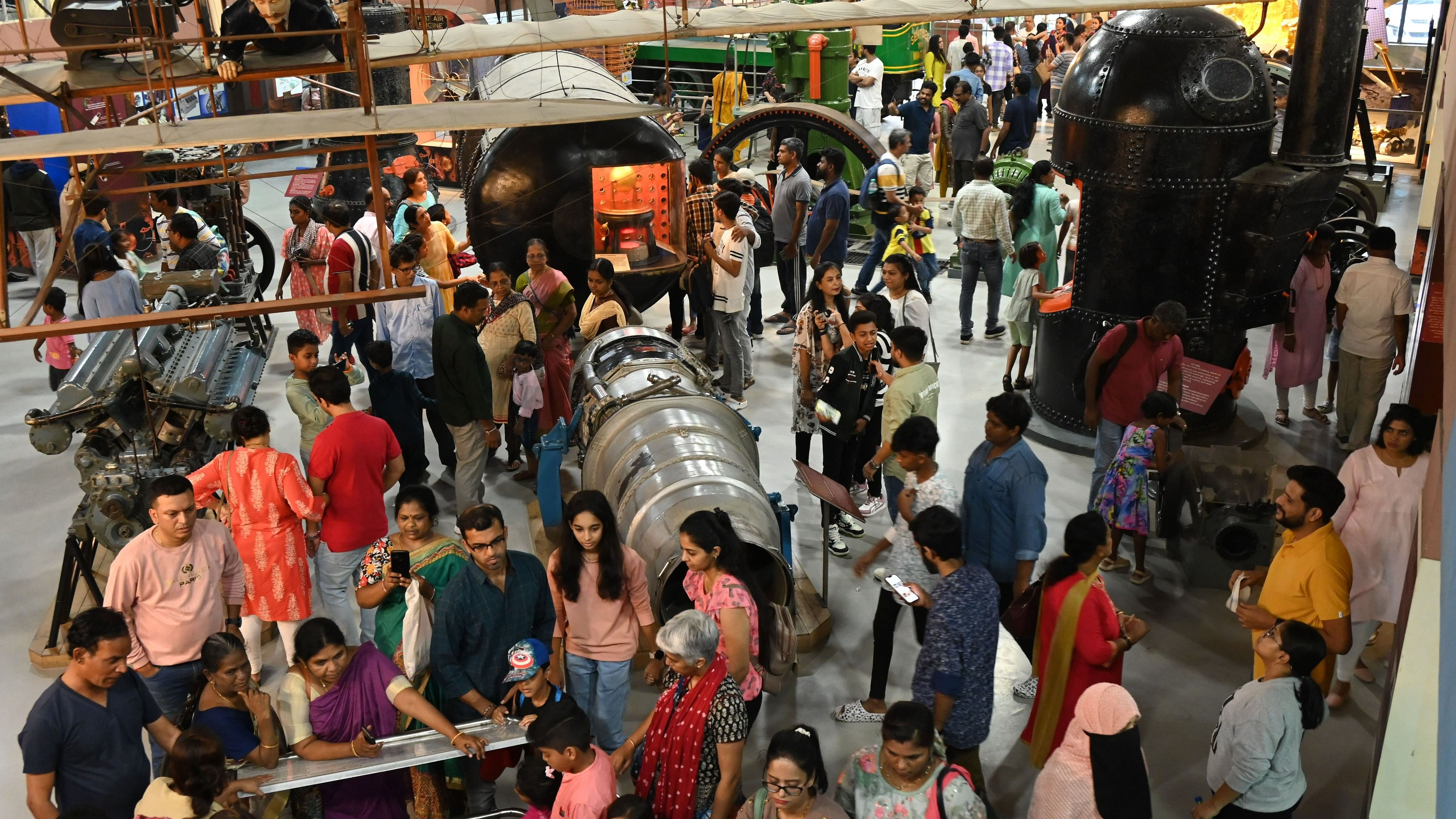 <div class="paragraphs"><p>Scores of visitors throng the Visveswaraya Technological Museum on Saturday. </p></div>