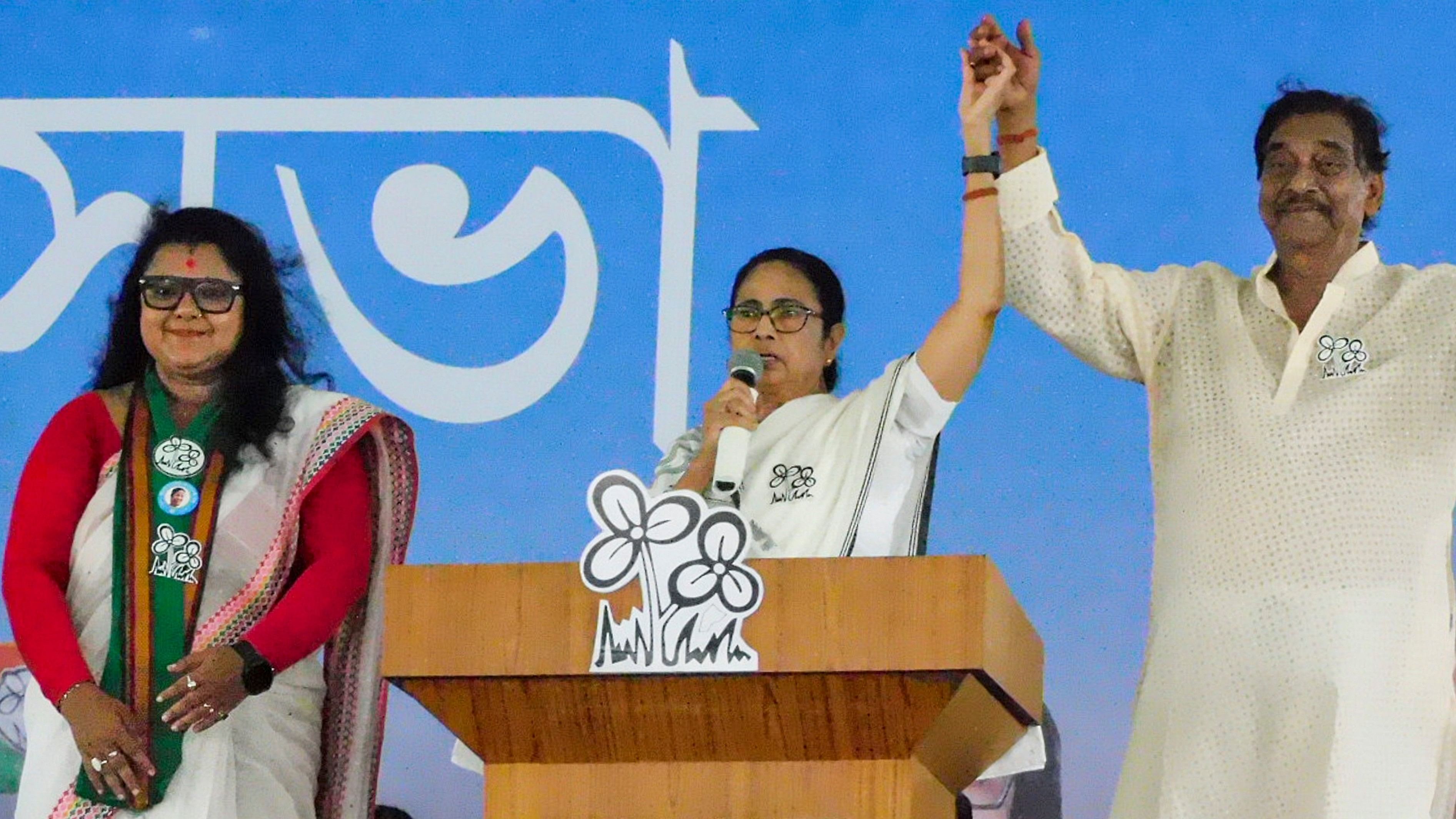 <div class="paragraphs"><p>Bengal CM Mamata Banerjee with party candidates Arup Chakraborty and Sujata Mandal during a campaign rally for Lok Sabha polls at Nikunjpur in Bankura, Monday, May 20, 2024.&nbsp;</p></div>