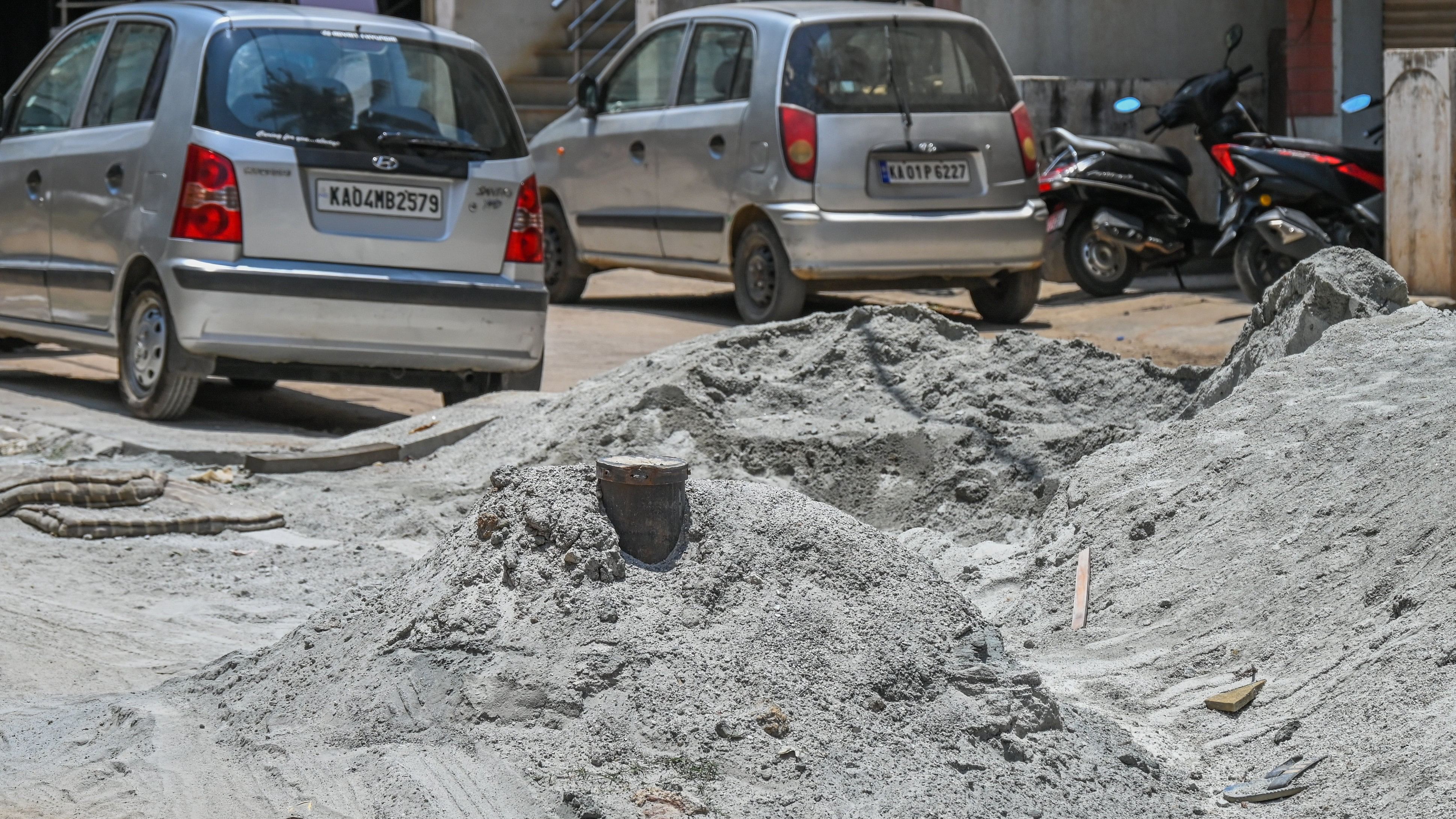 <div class="paragraphs"><p>Drilling waste left along New BEL Road at&nbsp;RMV 2nd Stage. Along with air pollution, it also adds to noise pollution. </p></div>
