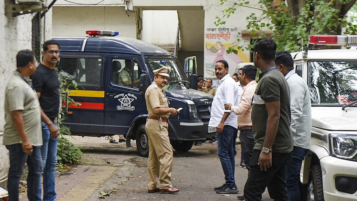 <div class="paragraphs"><p>Two doctors of the Sassoon General Hospital being taken into police custody after their arrest for alleged manipulation of blood samples and destruction of evidence.</p></div>