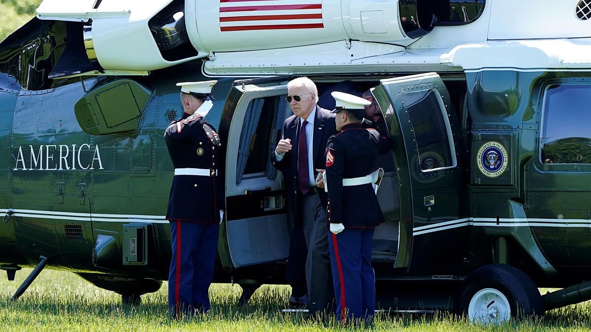 <div class="paragraphs"><p>US President Joe Biden steps off Marine One, en route to the White House</p></div>