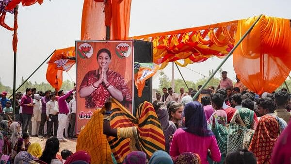 <div class="paragraphs"><p> Supporters during a public meeting of Union Minister and BJP candidate from Amethi constituency Smriti Irani for Lok Sabha elections, in Amethi.</p></div>