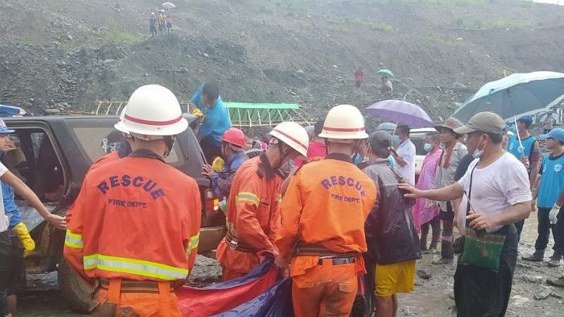 <div class="paragraphs"><p>Rescue workers carry a dead body following a landslide at a mining site in Hpakant, Kachin State City, Myanmar July 2, 2020.</p></div>