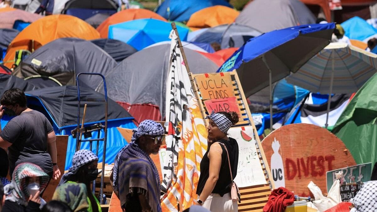 <div class="paragraphs"><p>Protesters in support of Palestinians in Gaza and pro-Israel counter-protesters gather near the encampment on the campus of the University of California Los Angeles (UCLA).</p></div>