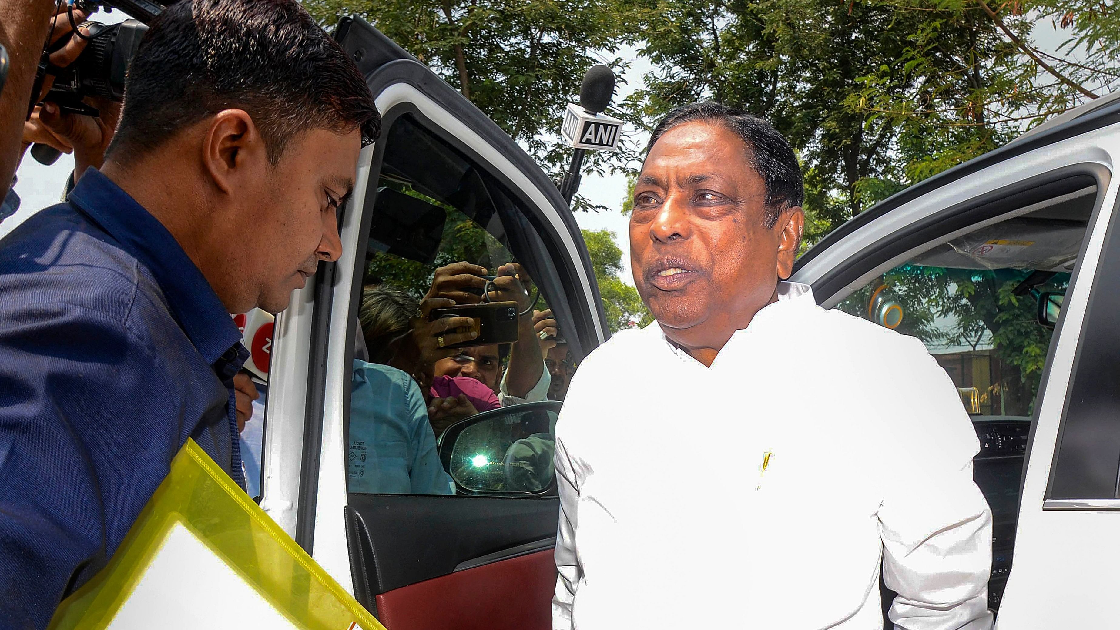 <div class="paragraphs"><p> Jharkhand Minister Alamgir Alam arrives at the&nbsp;zonal headquarter of Enforcement&nbsp;Directorate (ED) for questioning</p></div>