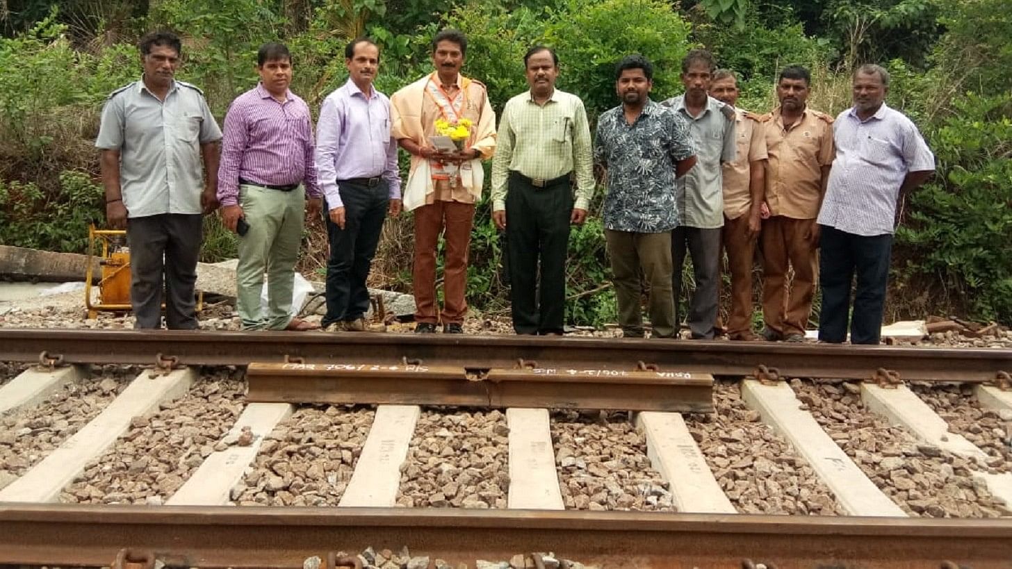 <div class="paragraphs"><p>Senior Engineer from Konkan Railway Corporation Ltd (KRCL) Gopalakrishnan and Senior Section Engineer Mohan from Udupi felicitate track maintainer, Pradeep Shetty, on Sunday. <br></p></div>