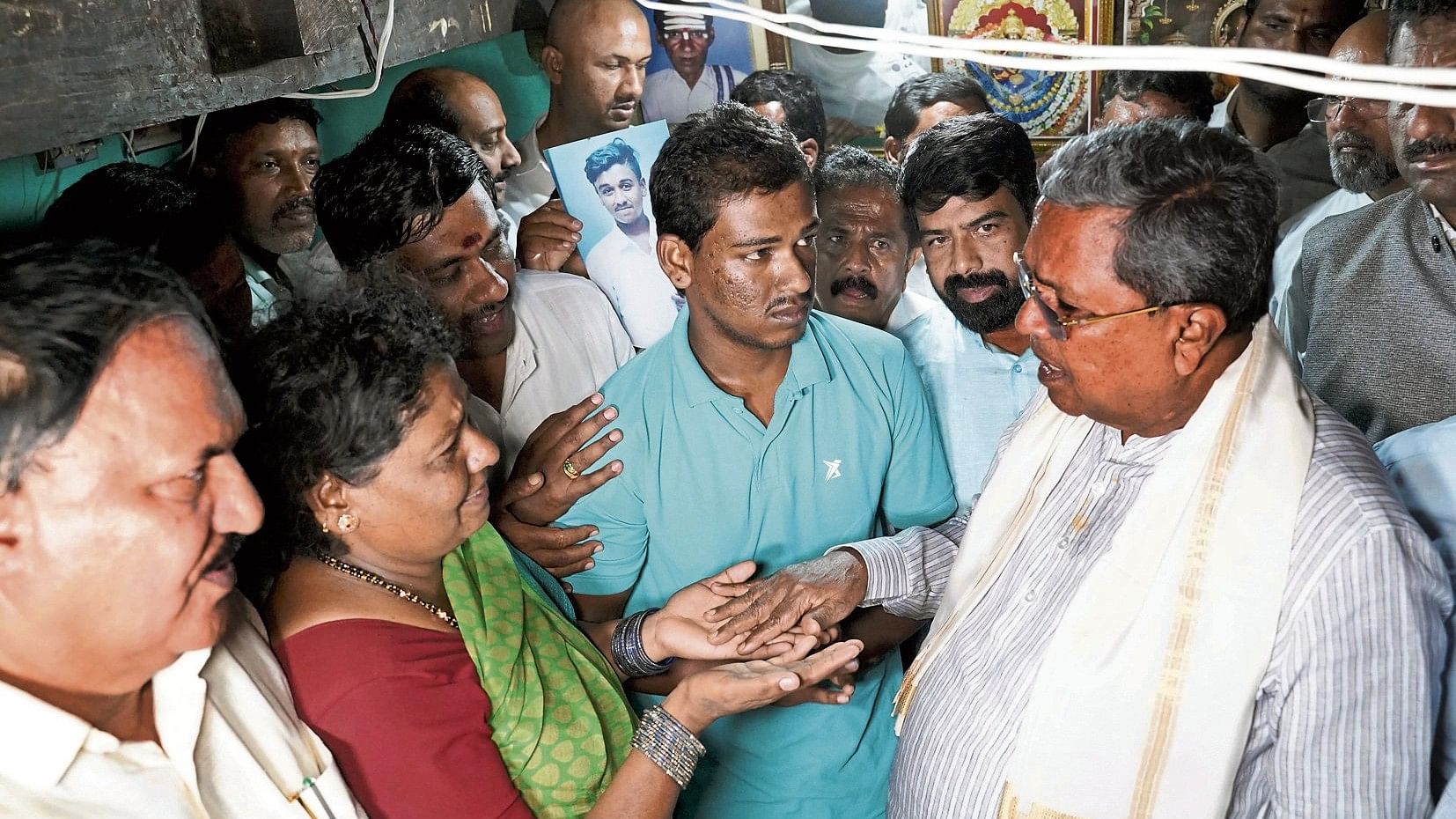 <div class="paragraphs"><p>Chief Minister Siddaramaiah consoles Rathnamma, mother of Kanakaraju who died due to cholera on Tuesday, during his visit to K Salundi on Thursday.</p></div>