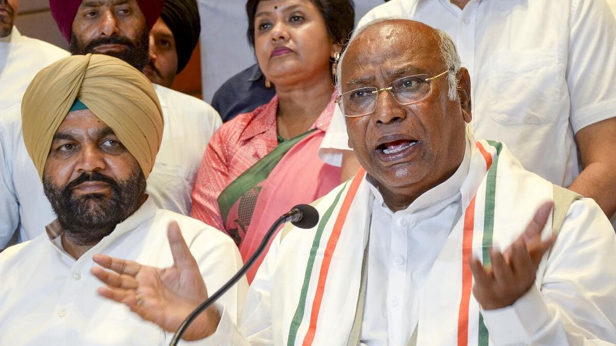 <div class="paragraphs"><p>Congress President Mallikarjun Kharge with party candidate for Lok Sabha polls Gurjeet Singh Aujla addresses a press conference, in Amritsar.</p></div>