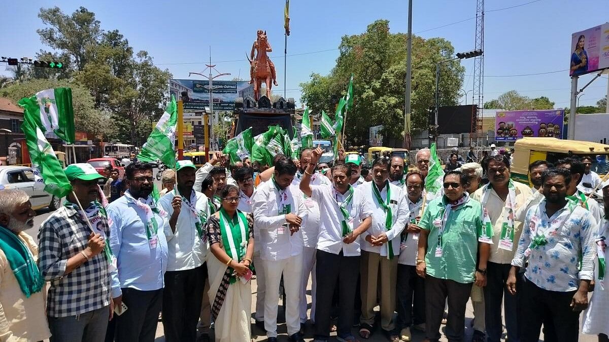 <div class="paragraphs"><p>JD(S) leaders and workers staging protest demanding Deputy Chief Minister D K Shivakumar be dropped from cabinet.</p></div>