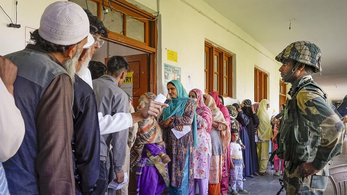 <div class="paragraphs"><p>People wait in queues to cast their votes during the fifth phase of Lok Sabha elections, at a polling booth in Sopore, in Baramulla.</p></div>