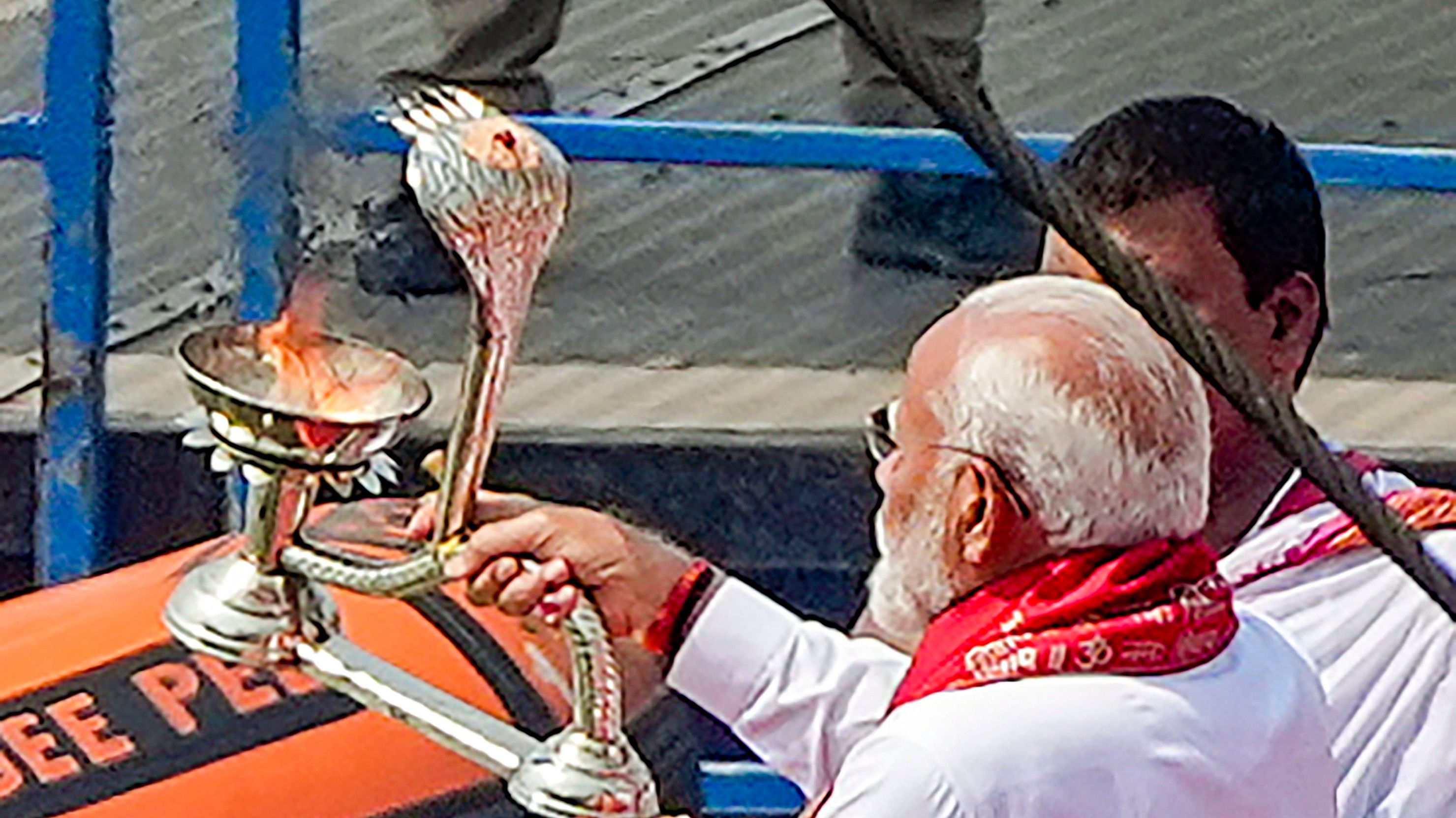 <div class="paragraphs"><p> Prime Minister Narendra Modi performs 'Ganga Poojan' at Dashashwamedh Ghat, in Varanasi, Uttar Pradesh  </p></div>