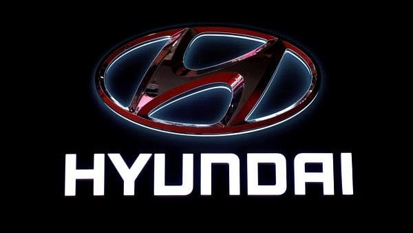 <div class="paragraphs"><p>A Hyundai logo.</p></div>