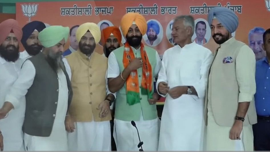 <div class="paragraphs"><p>Ravikaran Singh Kahlon joined BJP in the presence of Sunil Jakhar and Manjinder Sirsa in Chandigarh.</p></div>