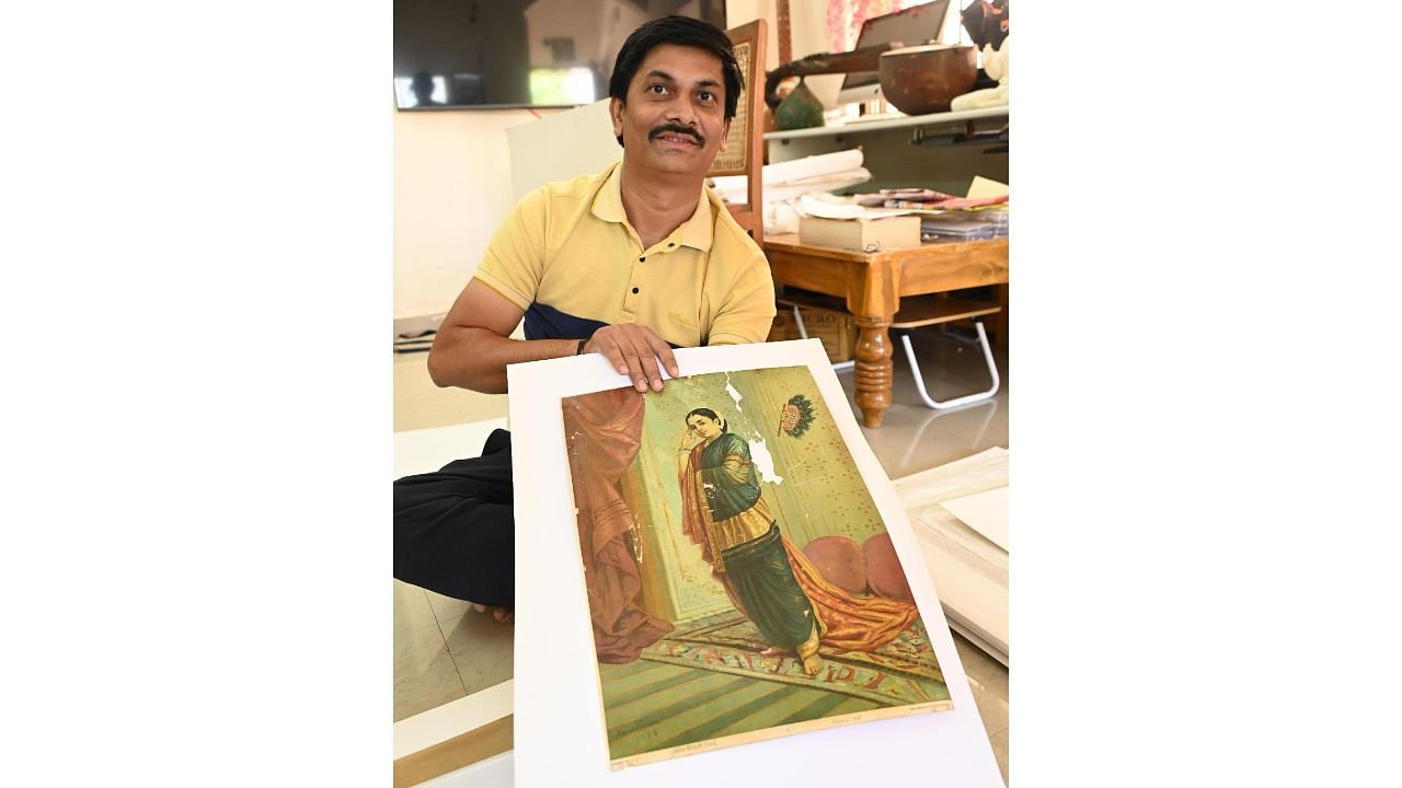 <div class="paragraphs"><p>Sharanappa Barangi shows how to fill pulp along tears on this Raja Ravi Varma print ‘Vasantasena’.</p></div>