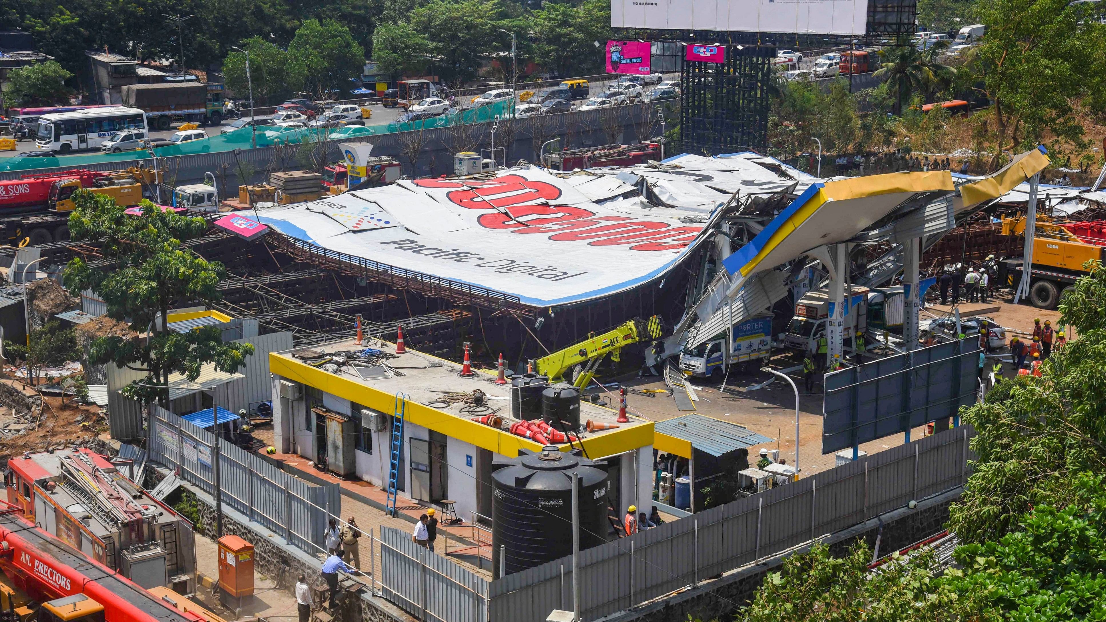 <div class="paragraphs"><p> An image showing the collapsed billboard in Ghatkopar, Mumbai.</p></div>