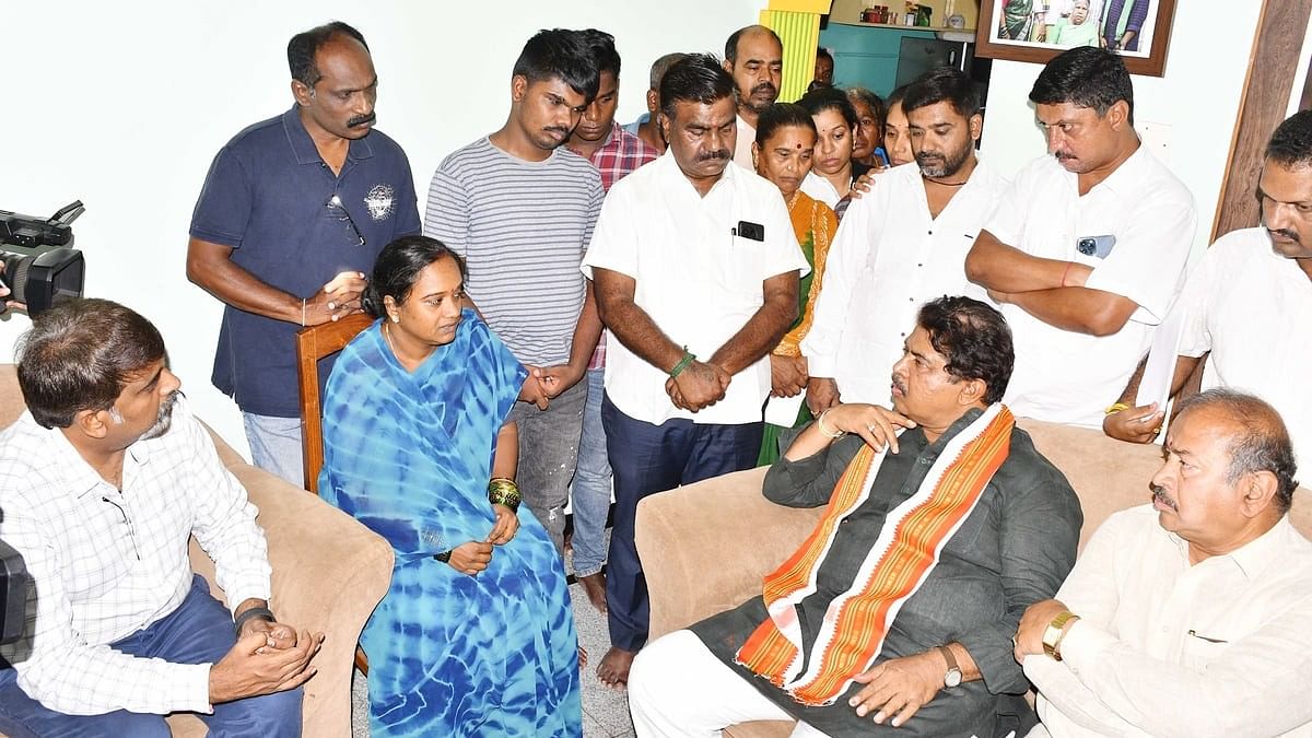 <div class="paragraphs"><p>Leader of Opposition R Ashoka consoles the family members of Valmiki Corporation official P Chandrashekhar, at the latter’s residence in Shivamogga on Friday. MLA S N Channabasappa and MLC D S Arun are seen. </p></div>