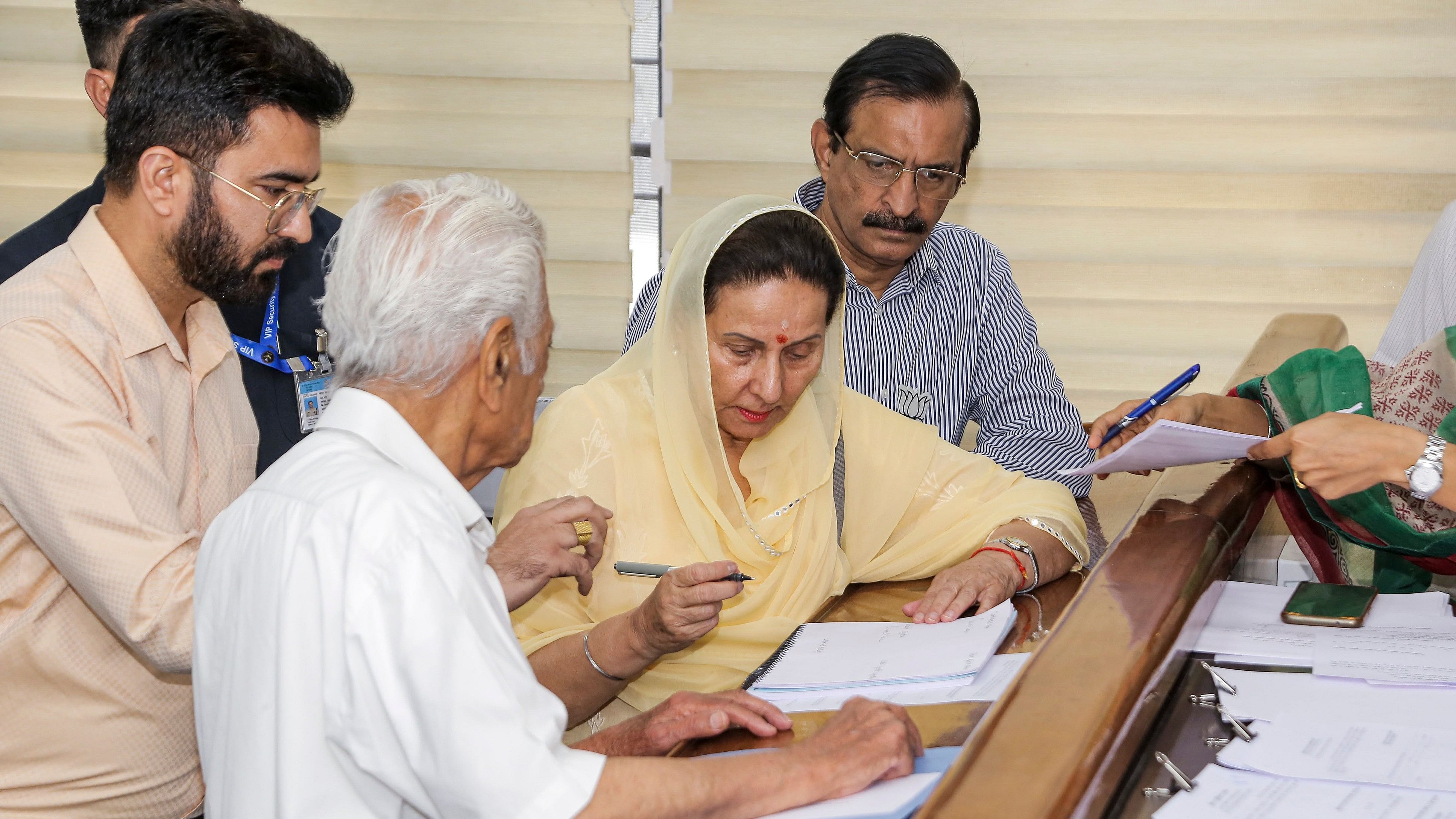 <div class="paragraphs"><p>BJP candidate from Patiala constituency Preneet Kaur files her nomination papers for Lok Sabha election </p></div>