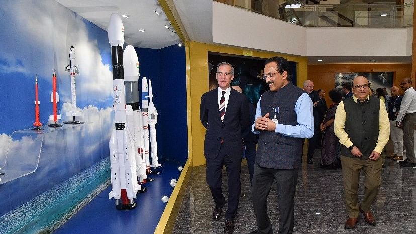 <div class="paragraphs"><p>US Ambassador to India Eric Garcetti and ISRO&nbsp;Chairman S Somanath.</p></div>