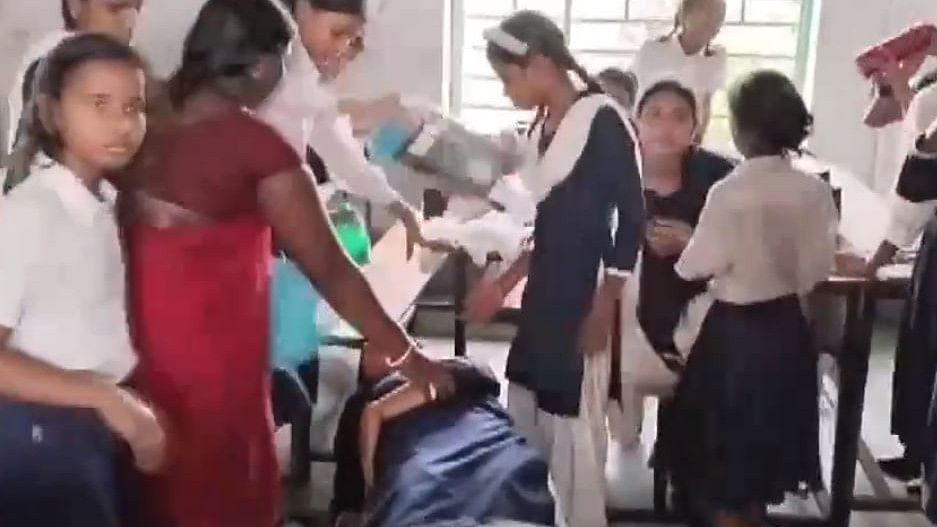 <div class="paragraphs"><p>Students seen in Bihar's Sheikhpura school trying to get a batchmate back to sense after she fainted due to heatwave.</p></div>