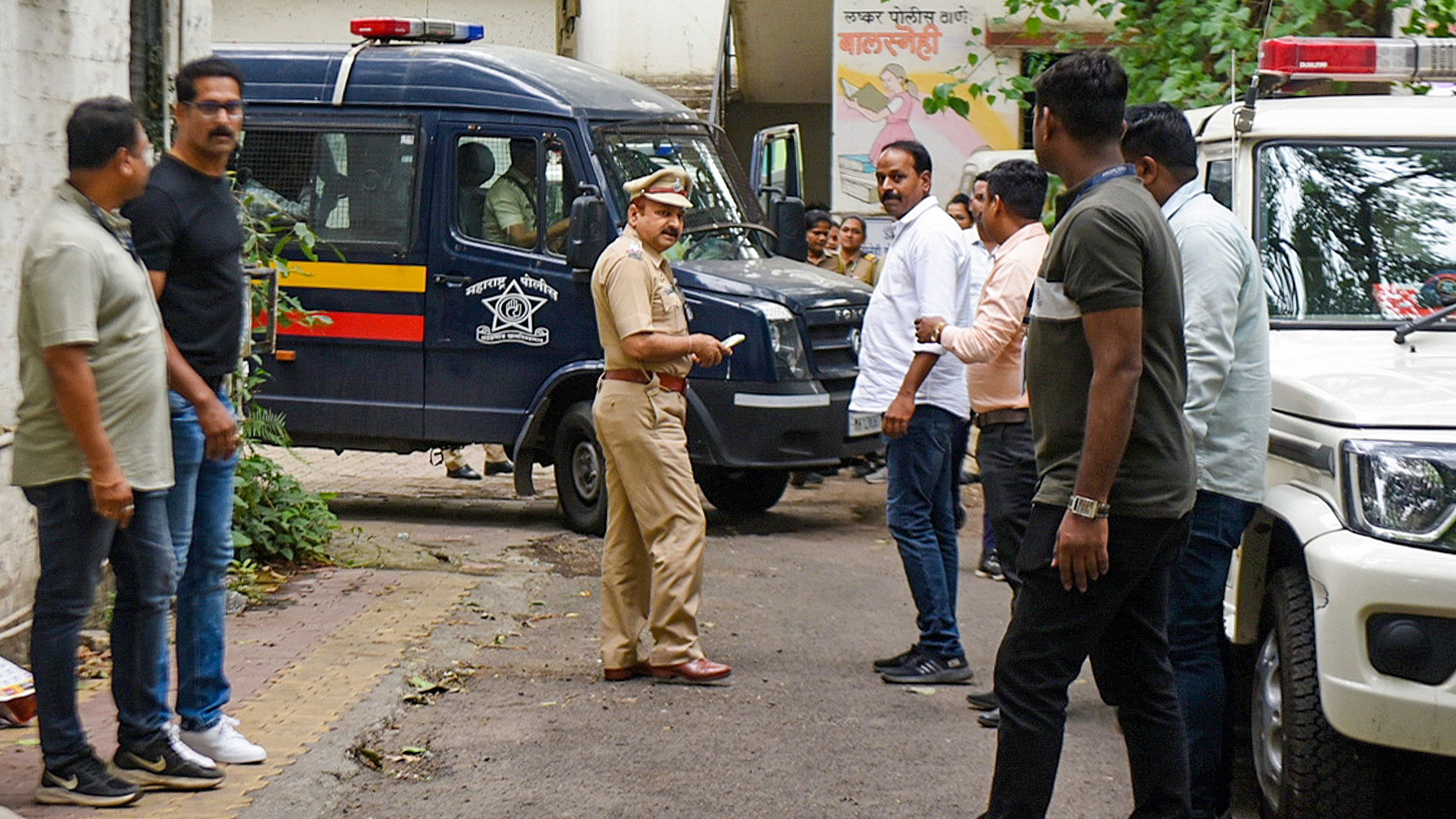 <div class="paragraphs"><p>Two doctors of the Sassoon General Hospital being taken into police custody after their arrest for alleged manipulation of blood samples and destruction of evidence in the case of a car accident involving a 17-year-old boy, in Pune, Monday, May 27</p></div>