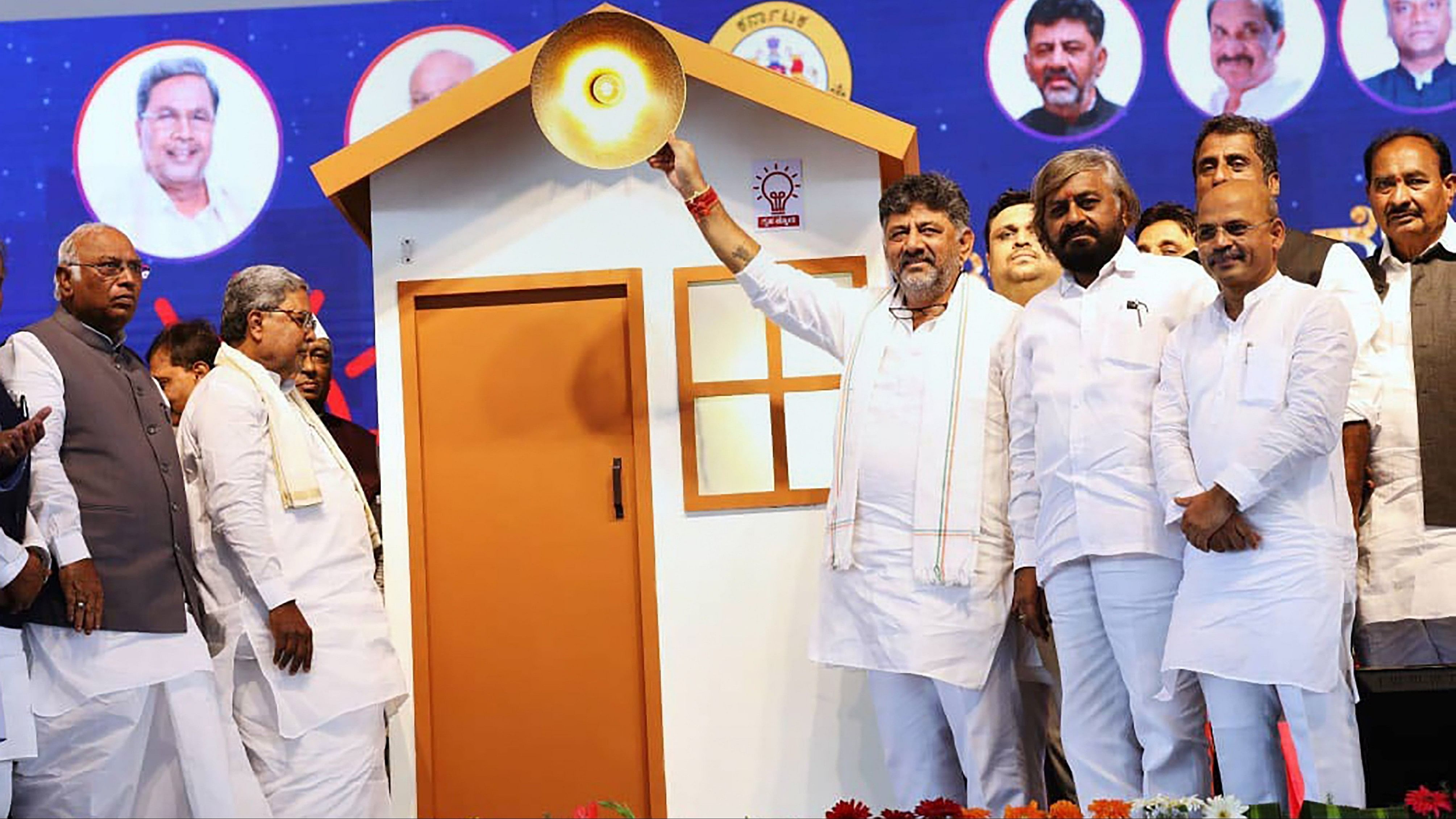 <div class="paragraphs"><p> Karnataka Chief Minister Siddaramaiah, Deputy Chief Minister DK Shivakumar, Congress national President Mallikarjun Kharge and others during the launch of Gruha Jyothi scheme.</p></div>