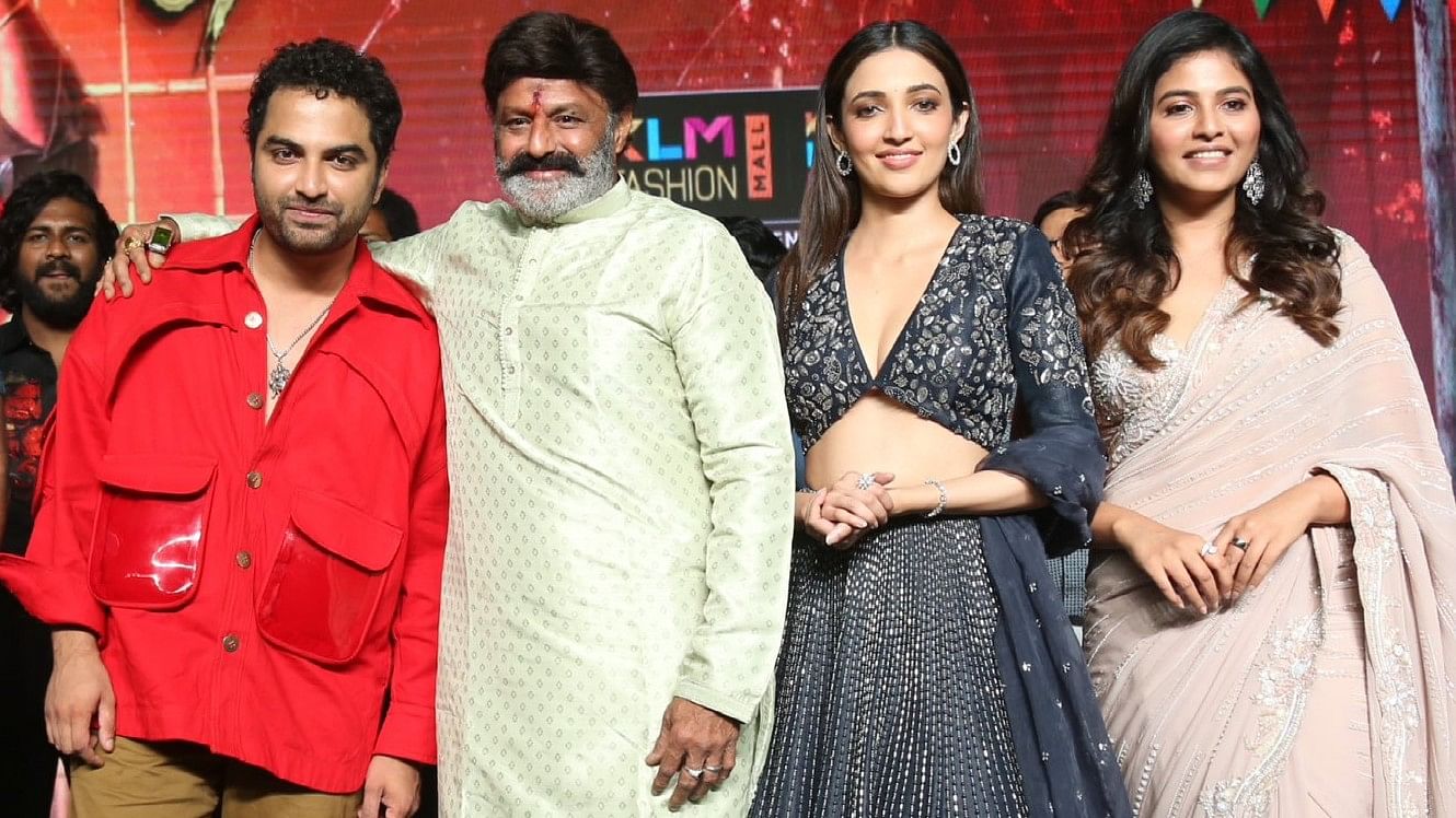 <div class="paragraphs"><p>Balakrishna flanked by Vishwak Sen, Neha Sshetty and Anjali during the pre-release event of <em>Gangs Of Godavari</em>.</p></div>