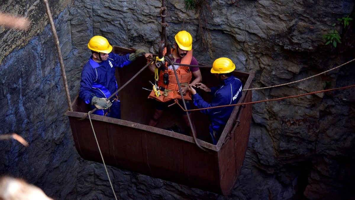 <div class="paragraphs"><p>File photo showing divers using a pulley to enter a collapsed coal mine in Meghalaya.</p></div>