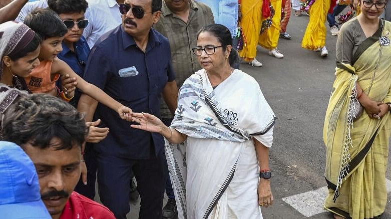 <div class="paragraphs"><p>West Bengal Chief Minister and TMC Supremo Mamata Banerjee interacting with supporters during a rally for Lok Sabha elections, in Medinipur.</p></div>