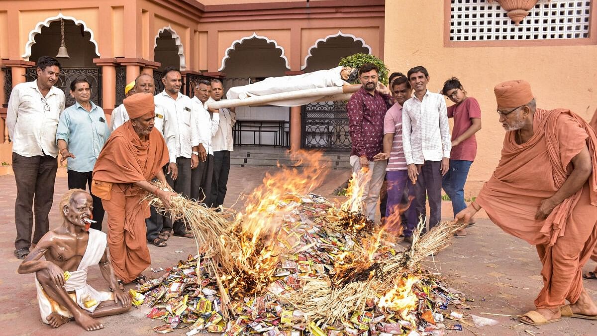 <div class="paragraphs"><p>Members of Swami Narayan Gurukul burn 'Gutkha &amp; Tobacco' on the eve of the World No-Tobacco Day, in Surat, Thursday.</p><p></p></div>