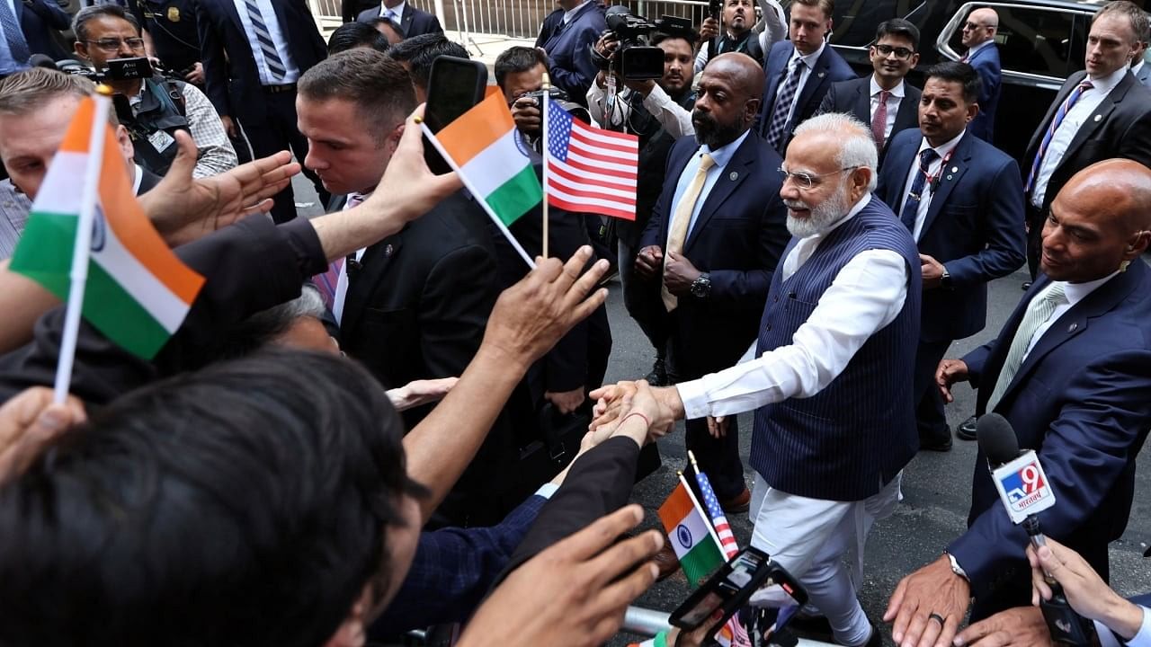 <div class="paragraphs"><p>Indian-American community members cheers for PM Modi and raise slogans in his favour. </p></div>