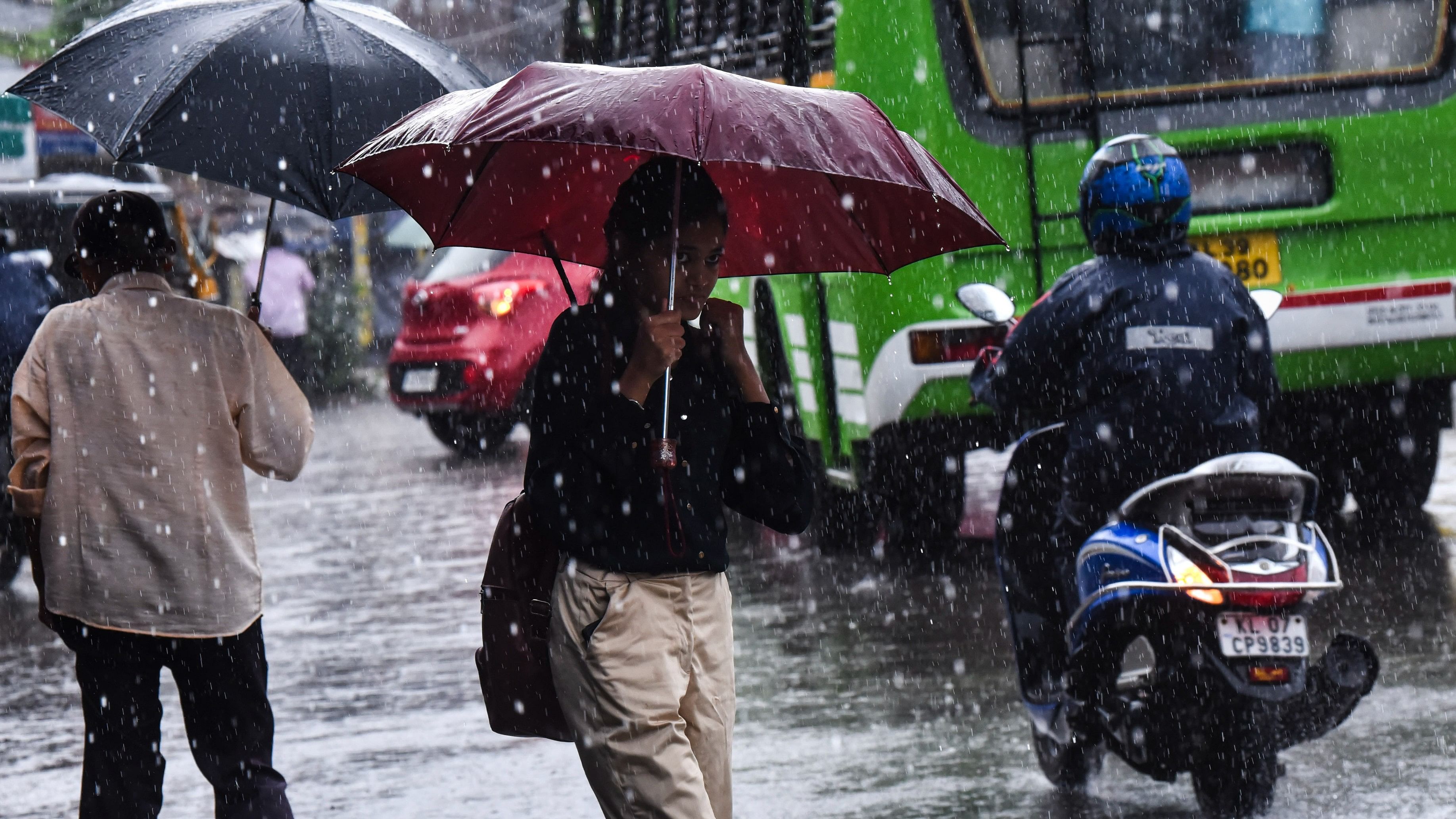 <div class="paragraphs"><p>Commuters amid rains, in Kochi, Friday, May 24, 2024..</p></div>