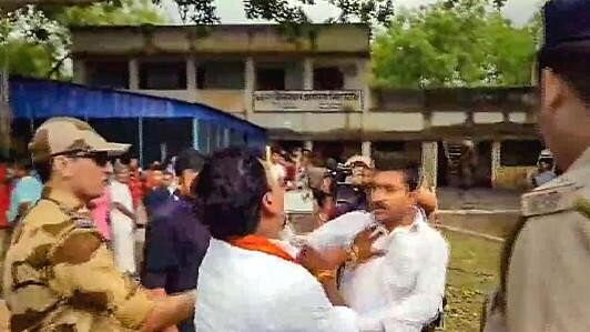 <div class="paragraphs"><p>TMC and BJP leaders clash outside a polling station during voting for the 3rd phase of Lok Sabha elections, in Murshidabad, Tuesday, May 7, 2024.</p></div>