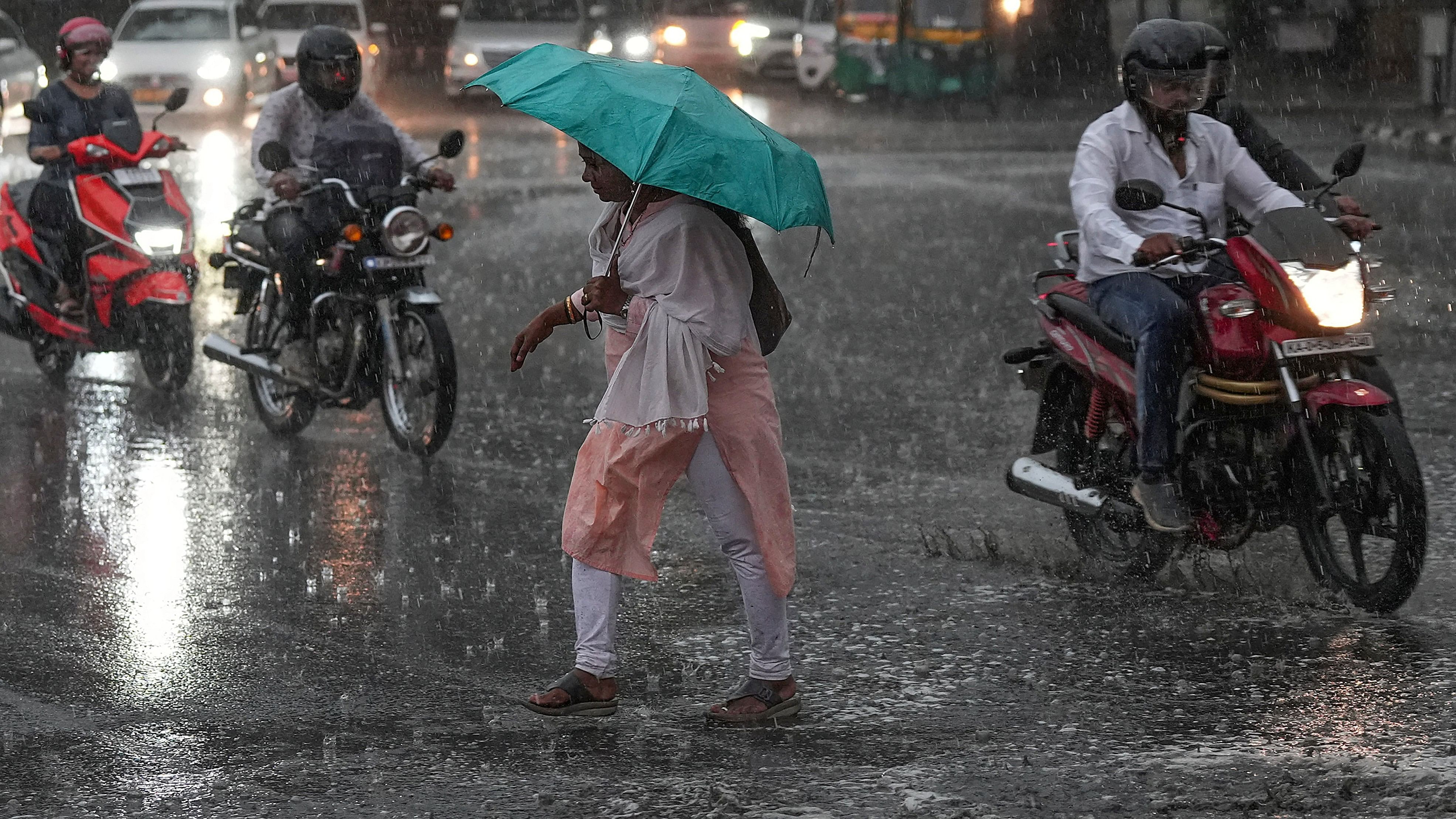 <div class="paragraphs"><p>Commuters on a road amid rains, in Bengaluru.</p></div>