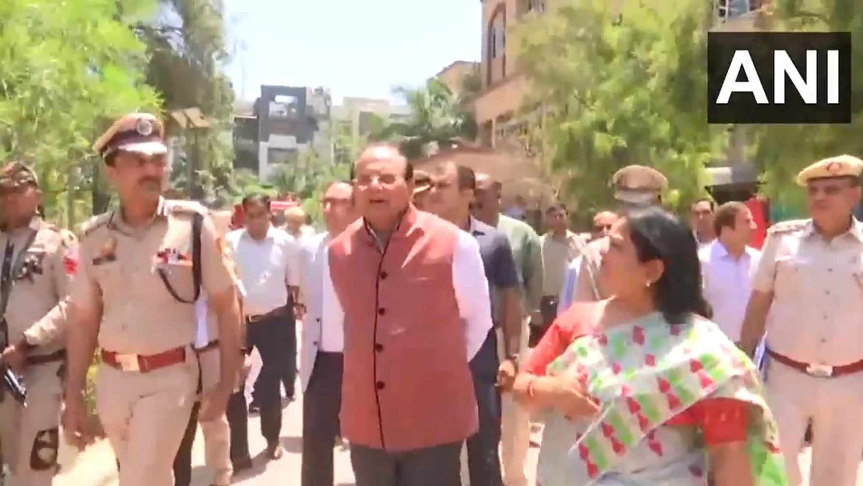 <div class="paragraphs"><p>Delhi L-G V K Saxena visits the DAV School in Model Town which received an email regarding a bomb threat on Wednesday.</p></div>