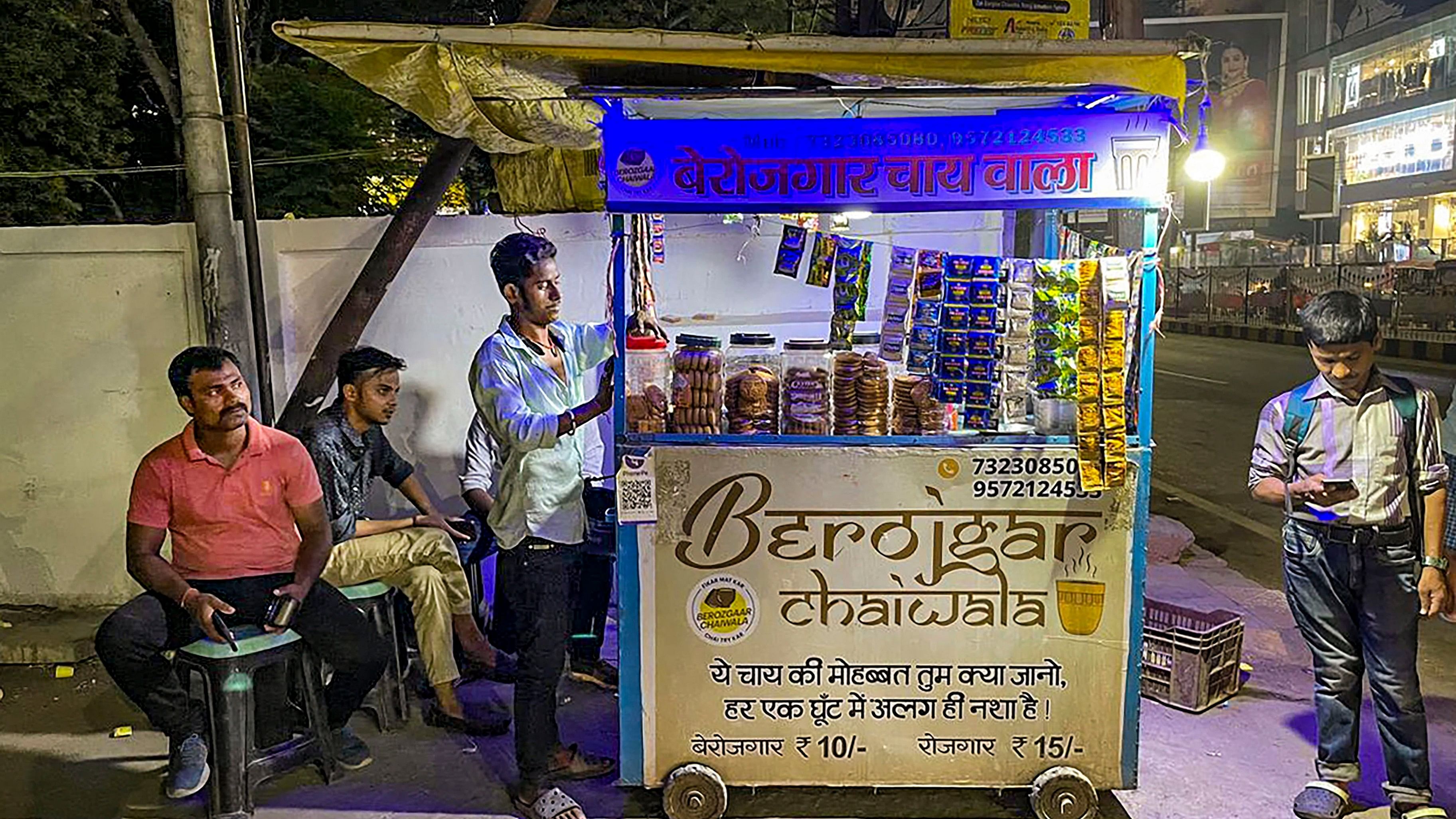 <div class="paragraphs"><p> 'Berozgar Chaiwala', a venture of two educated brothers, located at the roadside in Patna.</p></div>