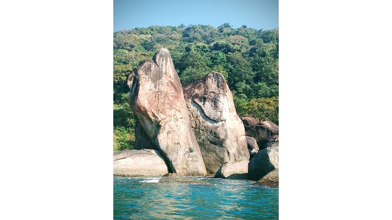 <div class="paragraphs"><p>Agonda beach has many natural stone formations like this one which is in the shape of a human foot. </p></div>